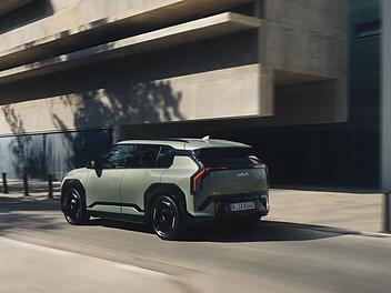 Der Kia EV3 ist ein kompakter Elektro-SUV, seine Reichweite macht ihn zum zuverlässigen Begleiter und Kurz- und Langstrecken. Verbrauchsangaben siehe Artikel (**).