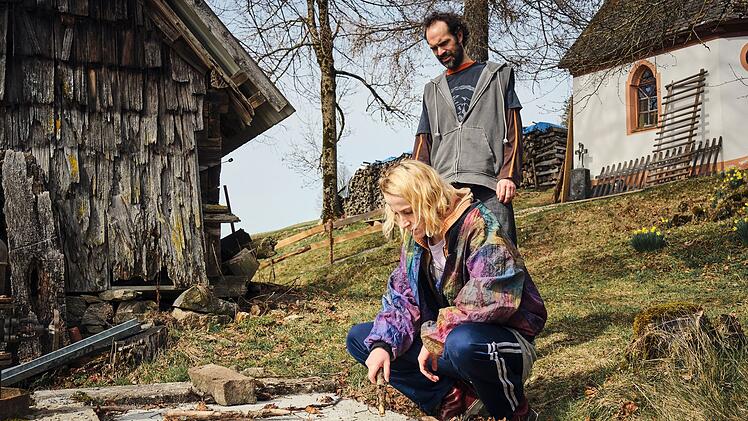 Die Betonplatte im Hof birgt ein Geheimnis. Reini (Felician Hohnloser) will es seiner Freundin Mika (Mareike Beykirch) verheimlichen. Doch die spürt, dass hier etwas nicht stimmt.