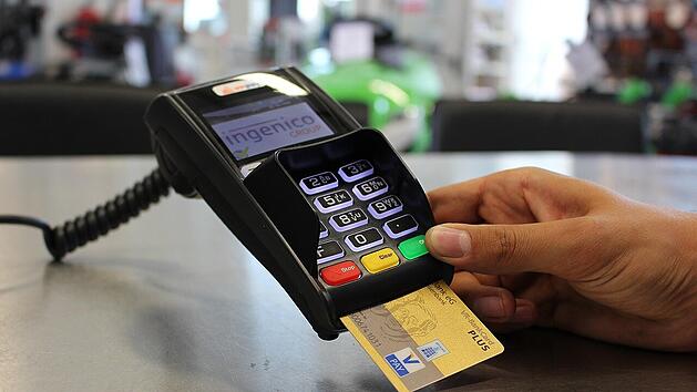 Girocard mit kleiner Kerbe: Deine Bankkarte hat eine geheime Funktion