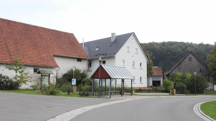 Schmuck geworden ist das neue Buswartehäuschen.
