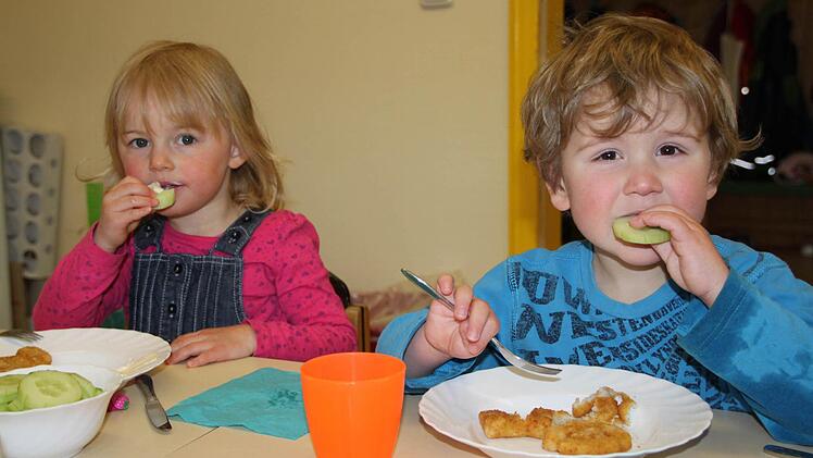 Ida und Joschi schieben nebenher noch einen Gurkenscheibe rein. Guten Appetit!