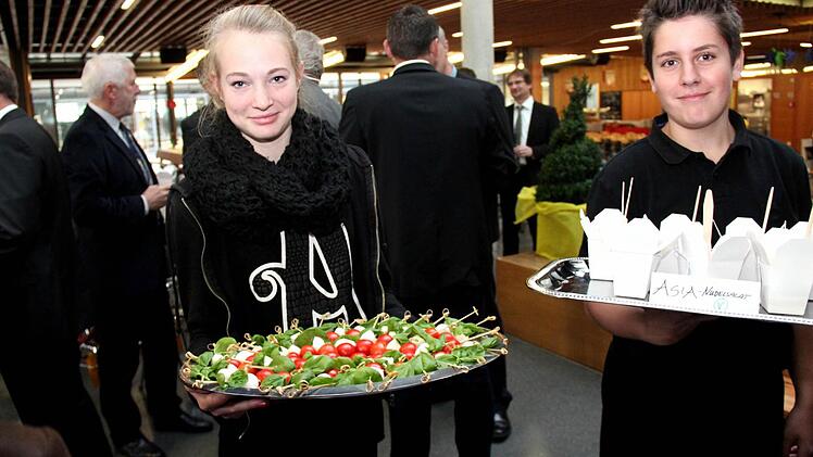 Schüler bieten den Gästen Snacks an. Foto: Johanna Blum