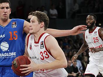 Patrick Heckmann (mit Ball), der wieder eine starke Leistung zeigte, zieht gegen den Weißenfelser Filip Bundovic energisch zum Korb. Foto: sportpress