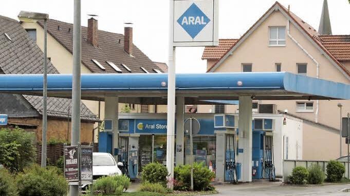 Die Aral-Tankstelle in der Breitenbacher Straße wird geschlossen, die Bauten werden abgerissen.