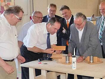 "Für ein Praktikum geeignet" - so bewertete Obermeister Jürgen Bodenschlägel (links) die handwerkliche Arbeit des Landesvorsitzenden der Freien Wähler, Hubert Aiwanger, und des Kulmbacher Kreisvorsitzenden Klaus Förster ( links und rechts am Werktisch). Foto: Klaus-Peter Wulf