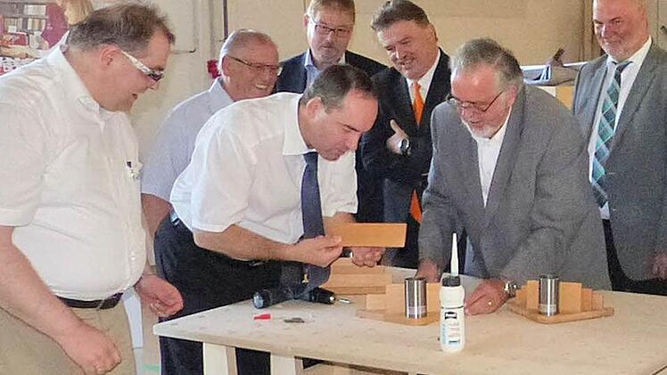 "Für ein Praktikum geeignet" - so bewertete Obermeister Jürgen Bodenschlägel (links) die handwerkliche Arbeit des Landesvorsitzenden der Freien Wähler, Hubert Aiwanger, und des Kulmbacher Kreisvorsitzenden Klaus Förster ( links und rechts am Werktisch). Foto: Klaus-Peter Wulf