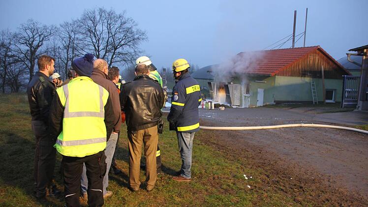 Besprechung mit den Beamten der Eberner Polizei: Die Führungskräfte der Feuerwehr und die Betreiber der Biogasanlage. Foto: Ralf Kestel