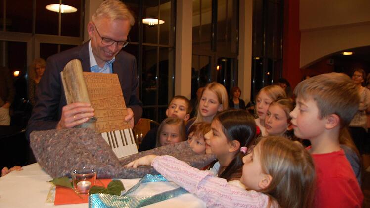 Überraschung gelungen: Mehr als hundert kleine und große Mitglieder der von Peter Stenglein geleiteten Chöre gratulierten dem Stadtkantor zum Doppeljubiläum. Foto: Oliver Schmidt