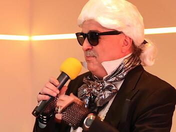 Eine Wucht: Landrat Klaus Peter Söllner als Karl-Lagerfeld-Double. Foto: Anna-Lena Deuerling