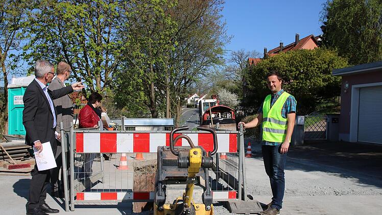 &Uuml;ber die Bauma&szlig;nahme informierten (von links) Stadtwerke-Chef Stephan Pr&ouml;schold, der technische Leiter der Stadtwerke, Oliver Vo&szlig;, Petra Arnold vom Ordnungsamt der Stadt Kulmbach und Frank Pfaffenberger von den Stadtwerken.Foto: Katrin Geyer