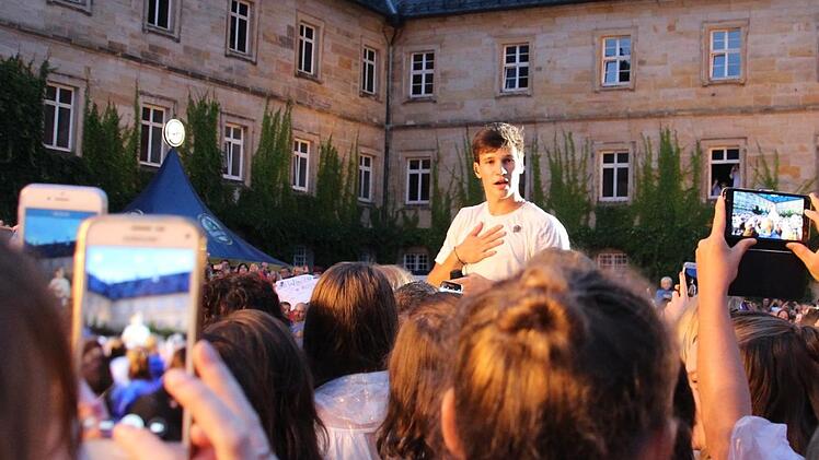Wincent Weiss für 2500 Besucher "zum Anfassen": Im Tambacher Schlosshof. Carolin Herrmann