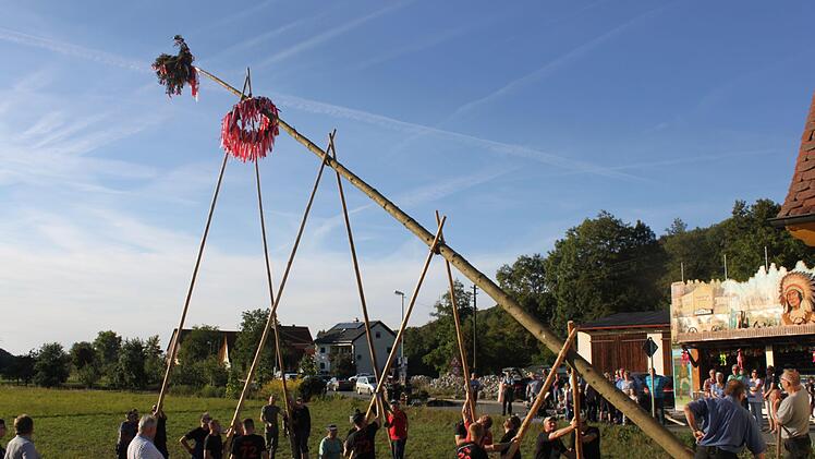 Der Kerwabaum in Oberehrenbach wird aufgestellt. Foto: Carmen Schwind