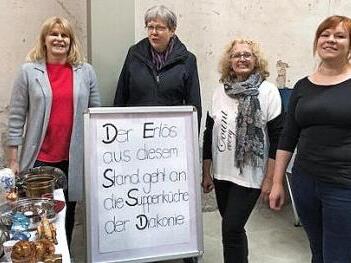 Organisatorin Sabine Gross freute sich über den Besuch von Dekanin Dorothea Richter sowie Marina Schmitt und Stefanie Gröger (von links) von der SPD. Foto: privat