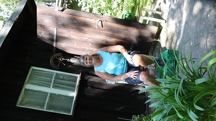 Ein Idyll: Birgit Kemmelmeier vor der Hütte in ihrem Garten. Sie schätzt dort vor allem die Stille.Foto: Katrin Geyer