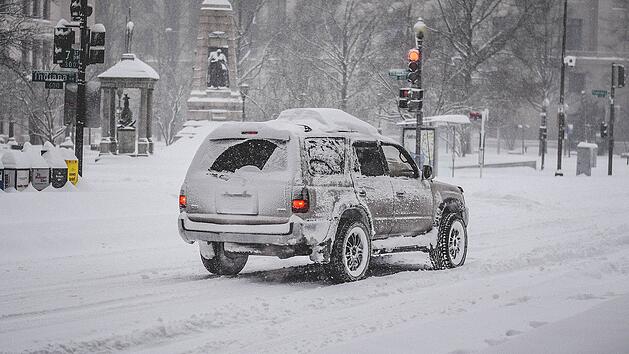 Wer sein Auto nicht genug von Schnee und Eis befreit, riskiert ein Bußgeld