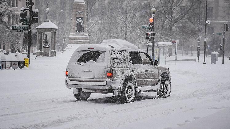 Wer sein Auto nicht genug von Schnee und Eis befreit, riskiert ein Bußgeld