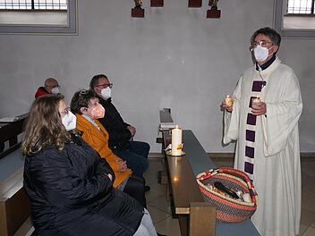 Für jeden Gottesdienstbesucher hatte Bernhard Hopf eine "Gottes-Wort-Kerze" vorbereitet.