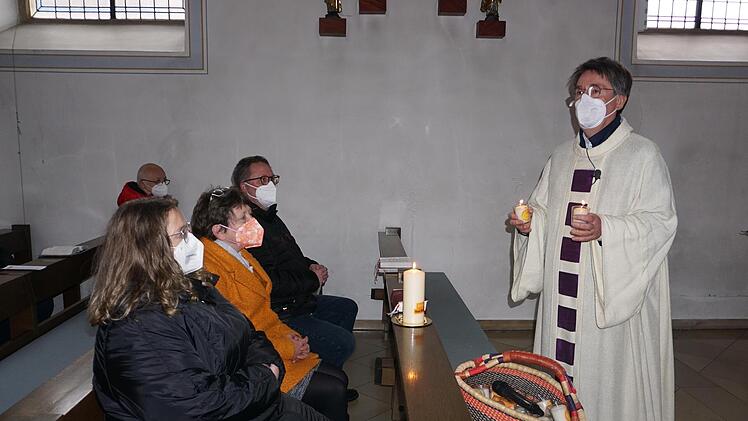 Für jeden Gottesdienstbesucher hatte Bernhard Hopf eine "Gottes-Wort-Kerze" vorbereitet.