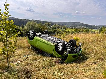 Unfall auf B4 im Kreis Bamberg: Auto überschlug sich mehrmals - 22-Jähriger verletzt