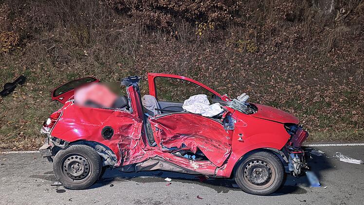 Schwerverletzte bei Unfall auf B289 im Kreis Kulmbach in Auto eingeklemmt