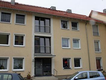 Das tot aufgefundene Paar lebte in einer Wohnung im zweiten Stock dieses Bayreuther Mietshauses. Foto: Nützel