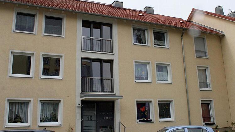 Das tot aufgefundene Paar lebte in einer Wohnung im zweiten Stock dieses Bayreuther Mietshauses. Foto: Nützel
