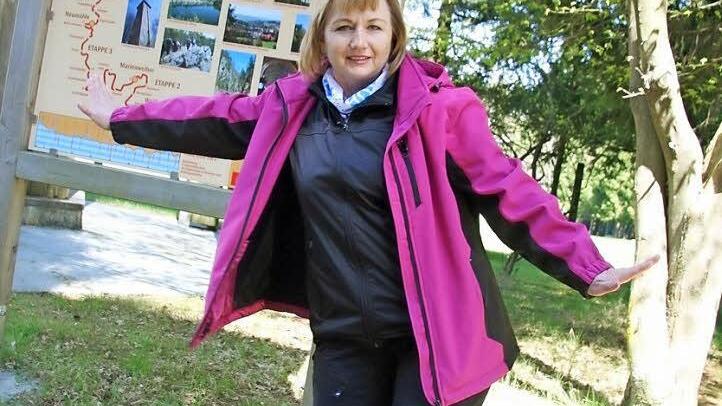 Balanceübungen gehören zu einer Gesundheitswanderung dazu.