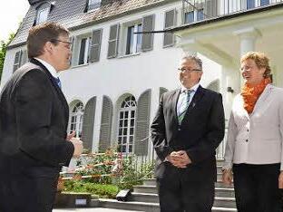 Heiligenhofgeschäftsführer Steffen Hörtler (links) zeigt Prof. Dr. Peter M. Huber, Monika Hohlmeier und Dr. Günther Reichert die Einrichtung, an der derzeit noch Bauarbeiten im Gange sind.  Foto: Peter Rauch