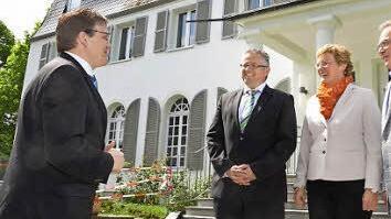 Heiligenhofgeschäftsführer Steffen Hörtler (links) zeigt Prof. Dr. Peter M. Huber, Monika Hohlmeier und Dr. Günther Reichert die Einrichtung, an der derzeit noch Bauarbeiten im Gange sind.  Foto: Peter Rauch