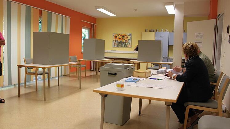 Warten auf die Wähler: Groß war der Andrang an die Urnen nicht, aber das Bild täuscht auch. In Stegaurach, wo die Fotos entstanden, wählten immerhin 2342 Bürger, die Wahlbeteiligung lag mit 42,4 Prozent noch über dem Landkreisdurchschnitt.