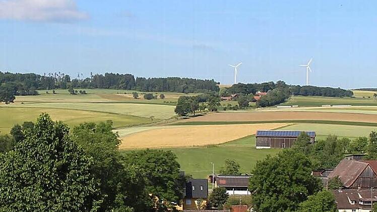 Die bereits bestehenden Windräder bei Rugendorf bekommen höchstwahrscheinlich Zuwachs. Drei weitere Mühlen - doppelt so hoch wie die jetzigen - sollen auf dem Höhenzug in Richtung Seibelsdorf entstehen. Im Bildvordergrund ist das Untere Dorf zu sehen, bei den Häusern vor den beiden Windkraftanlagen handelt es sich um Kübelhof. Foto: Sandra Zeitler