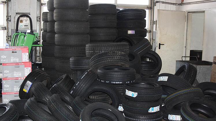 Dieser Stapel Reifen lag zum Abtransport bereit. Foto: privat