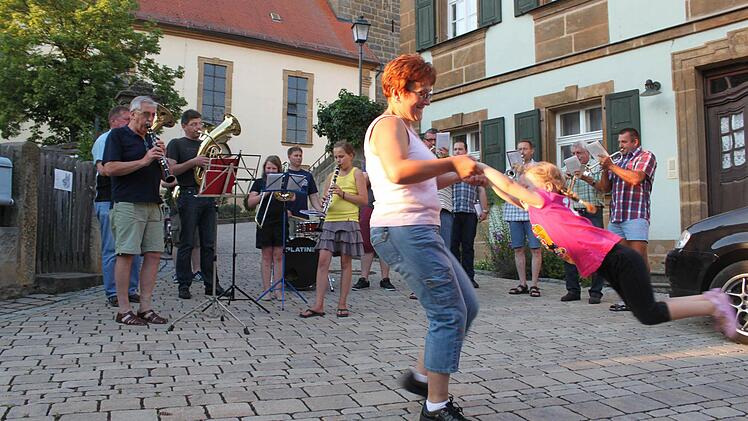 Ausgelassene Stimmung unter den feierlaunigen Dorfbewohnern. Kinder und Herzen flogen hoch. Foto: Markus Häggberg