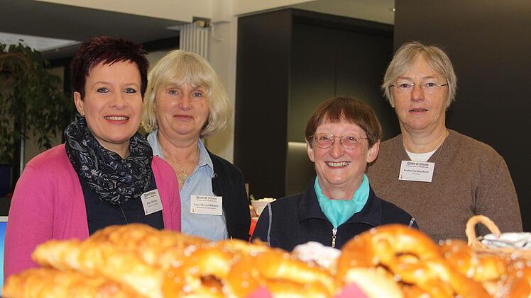 Beate Dörfner (von links), Inge Morschhäuser, Monika Leupold und Kathi Bambach sorgten für Nachschub. Fotos: C. Schmitt, G. Ludwig, R. Ruppert
