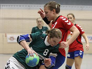 Alles geben für die Sensation: Carolin Annon von der SG Garitz/Nüdlingen (links), hier im Duell mit Bergtheims Lisa Lichtlein Foto: Frank Scheuring