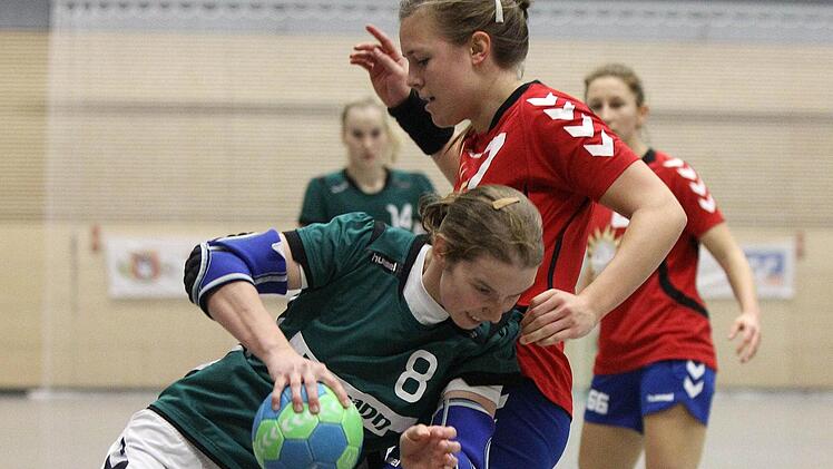 Alles geben für die Sensation: Carolin Annon von der SG Garitz/Nüdlingen (links), hier im Duell mit Bergtheims Lisa Lichtlein Foto: Frank Scheuring