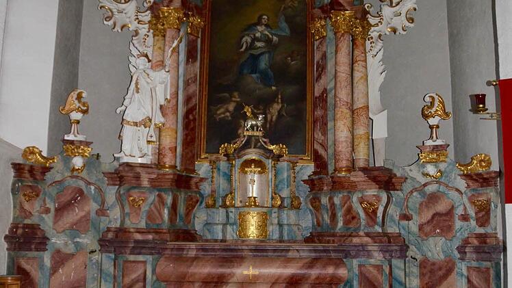 Vor dem Altar befindet sich momentan ein kleiner Schutthaufen und eine weiße Platte. Sie deckt ein Loch im Boden ab, das ebenfalls Untersuchungszwecken diente. Foto: Kathrin Kupka-Hahn