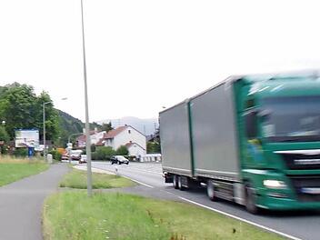 Rewe möchte einen neuen Markt an der Bundesstraße 173 errichten. Die geplante Zufahrt (im Bild nach links) würde sich aus Sicht des Staatlichen Bauamtes jedoch schwierig gestalten. Foto: Marco Meißner/Archiv