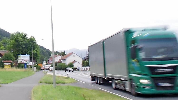 Rewe möchte einen neuen Markt an der Bundesstraße 173 errichten. Die geplante Zufahrt (im Bild nach links) würde sich aus Sicht des Staatlichen Bauamtes jedoch schwierig gestalten. Foto: Marco Meißner/Archiv