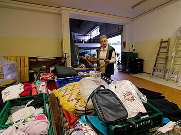 Der Umzug hat begonnen: Michaela Revelant steht in den neuen Räumen inmitten von Kleidungsstücken und Textilien aus dem Tafelladen. Foto: Matthias Hoch