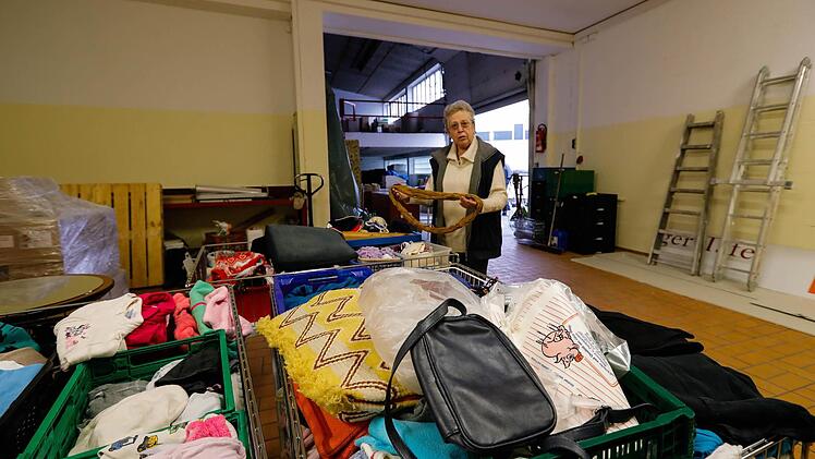 Der Umzug hat begonnen: Michaela Revelant steht in den neuen Räumen inmitten von Kleidungsstücken und Textilien aus dem Tafelladen. Foto: Matthias Hoch