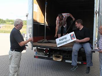 Ein schon historisches Bild vom Transport: Kurt Dräger (links) öffnet ihnen  die Tür und Burkard Schodorf, Jürgen Eckert und Otto Kiesel (von links) nehmen den Lkw für Kolping vorübergehend  in Besitz. Der 7,5-Tonner wird in Rumänien bleiben. Thomas Malz