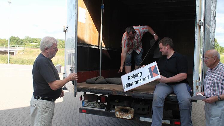 Ein schon historisches Bild vom Transport: Kurt Dräger (links) öffnet ihnen  die Tür und Burkard Schodorf, Jürgen Eckert und Otto Kiesel (von links) nehmen den Lkw für Kolping vorübergehend  in Besitz. Der 7,5-Tonner wird in Rumänien bleiben. Thomas Malz