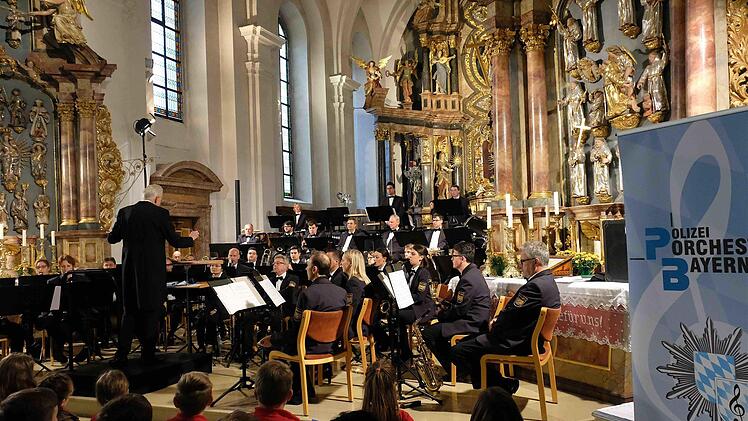 Das Bayerische Polizeiorchester spielte in der Klosterkirche. Da kam schon mal eine SMS in der Musik vor. Foto: Gerd Schaar