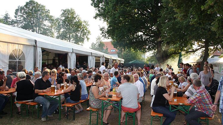 Anwohner bedroht fröhliche Stimmung auf Kärwa in Unterasbach. Foto: Stammtischgesellschaft Unterasbach