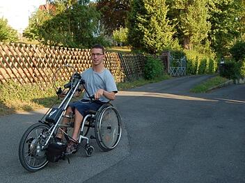 In der Stadt nutzt Fabian vor allem sein Hand-Bike, ein Rad, das er nur mit den Handen bewegen kann. Damit kann er auch Steigungen überwinden. Nur für größere Strecken oder bei Glätte im Winter kommt sein umgebautes Auto zum Einsatz.  Foto: Helke Renner