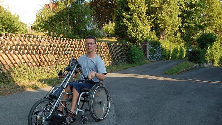 In der Stadt nutzt Fabian vor allem sein Hand-Bike, ein Rad, das er nur mit den Handen bewegen kann. Damit kann er auch Steigungen überwinden. Nur für größere Strecken oder bei Glätte im Winter kommt sein umgebautes Auto zum Einsatz.  Foto: Helke Renner
