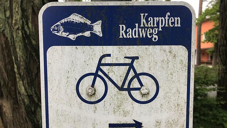 Zeichen und Wandertafeln machen es dem Wanderer extrem leicht, seinen Weg zu finden.   Foto: Michael Busch