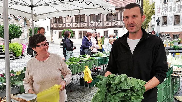 Händler Alexander Müller und Mutter Elke bieten donnerstags frisches Gemüse aus heimischer Region, aber auch Obst und Blumen.