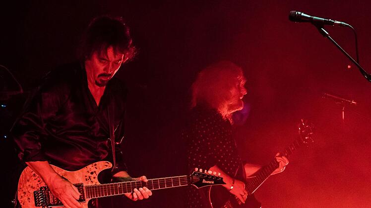 Stehende Ovationen gab es am Ende für das Coburg-Gastspiel von Barclay James Harvest featuring Les Holroyd.Foto: Jochen Berger